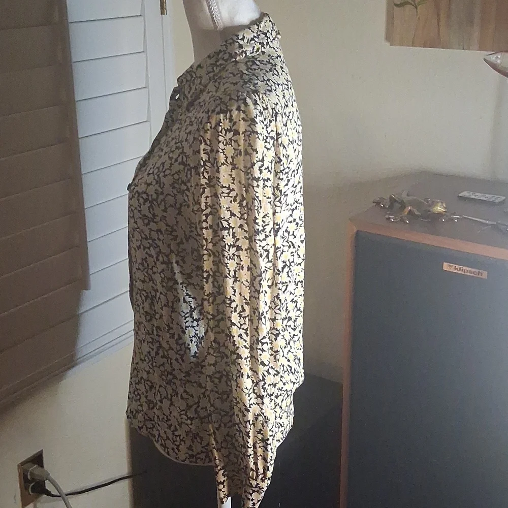 🌼🖤Oliver Bonas Sassy Daisy Print Button Down Long Sleeves Blouse Size 4